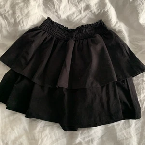 Volang kjol - Såå fin svart volangkjol från Gina!! Perfekt till sommaren! 