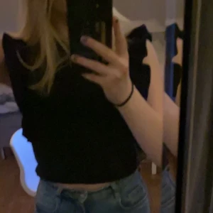 Zara tröja  - Säljer min zara tröja med volanger på sidan. Jätte fin men har inte kommit till användning eftersom den är lite stor för mig.