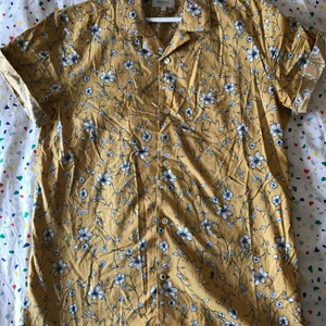 Blommig skjorta - Härlig gul och blommig skjorta med retro känsla, använd få gånger. 