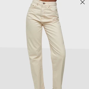 Jeans från NLY - Snygga beiga jeans från NLY som tyvärr är allt för stora för mig. En oversize look, storlek 38. Nypris 599kr, säljer för 180kr+frakt 🤍
