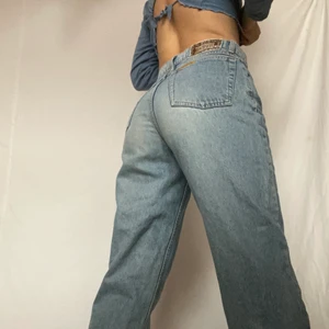 Crocker jeans - De perfekta mom jeansen!!! Har en cool vintage tag. Plagget är i gott skick utan synliga defekter. Köpare står för 66kr spårbar frakt. Mina mått är 74-105 och jag är 168cm lång. Mått på byxorna kan tas på förfrågan. 