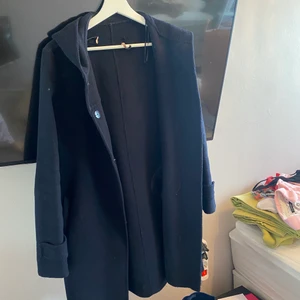 Marinblå kappa - Marinblå kappa från zara, medellång med ”luva”, använd men fint skick. Storlek XS men passar även S, frakt tillkommer💫