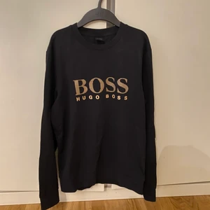 Hugo boss  - Hugo boss tröja i bra skick! Storlek M. Skriv för fler bilder! 