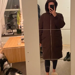 Gosig vinterjacka  - Säljer en såå mysig jacka från Carin Wester i hopp om att hitta ett nytt hem. Använd vid tre tillfällen. Finns inget att anmärka på.  🤎 