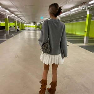 Pull and bear tröja - Intressekoll på en helt ny grå tröja i str s. Prislappen är kvar! Vill inte ha då den var för stor på mig❤️