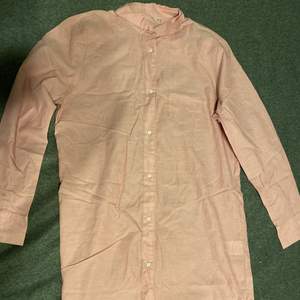 En lång skjorta som använts som pyjamas 1 gång. Skjortan är väldigt lång och mysig. Den är rosa. Strl S/36/38. Skriv för mer information 
