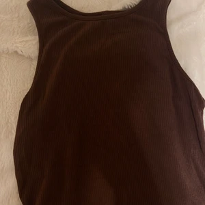 Brun topp  - Säljer denna bruna toppen från Shein! Aldrig använd! 