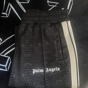 Palm Angels Trackpants - Tjena, säljer dessa Palm Angels byxor. 100%äkta, köpta av southsell_of_sweden. Konversation kan fixas fram om det är intressant. Strl Xl, finns 2 små flaws som knnapt syns. Kan fixa bild privat på dem, tänker mig runt 2150kr