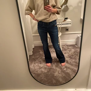 Diesel bootcut jeans - Ett par grymt snygga diesel jeans, i princip helt nya. Lågmidjad bootcut modell.  Är Tyvär lite för långa på mig och har därmed vikt upp de på bilden. Är 165.    Nypris :1399