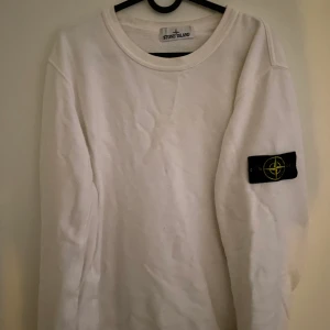 Stone Island tröja  - Tjena, säljer min stone tröja. Den är i strl L, den är i fint skick. Endast skrynklig eftersom den kommer direkt från tvätten 