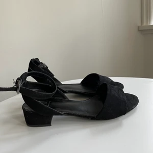 Svarta klackar - Perfekta enkla klackar till bal eller andra liknande fester. Endast använda en gång. 