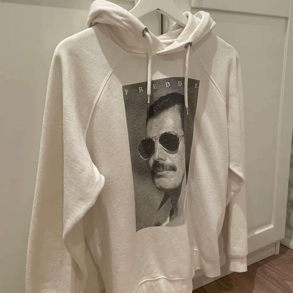 En jättefin hoodie från carlings i märket /STAY med ett coolt tryck, den kommer inte till användning längre så säljer därför vidare 💖💖. Tröjor & Koftor.