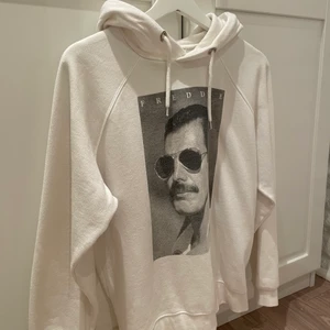 Hoodie med tryck  - En jättefin hoodie från carlings i märket /STAY med ett coolt tryck, den kommer inte till användning längre så säljer därför vidare 💖💖