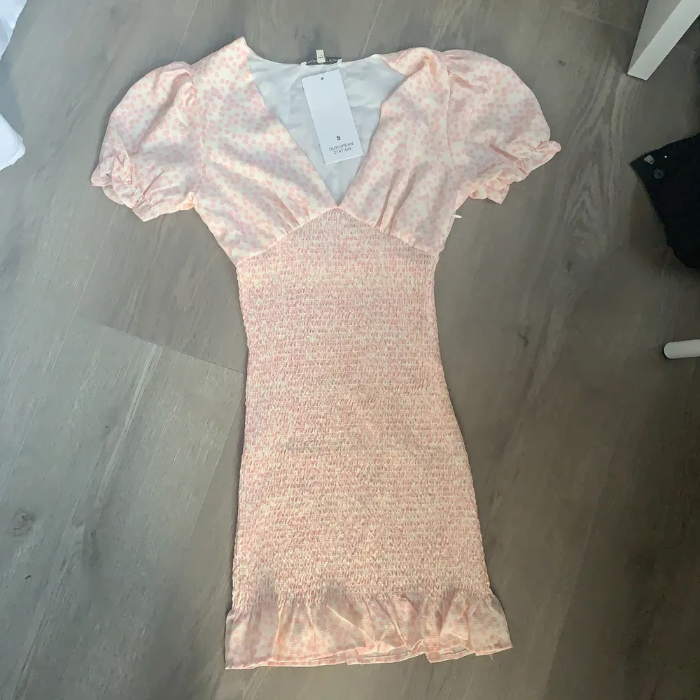 Fin rosa blommig sommar klänning. 🌟🌸 Strl S. Aldrig använd! Inte exakt samma klänning som på andra bilden men kopia! . Klänningar.