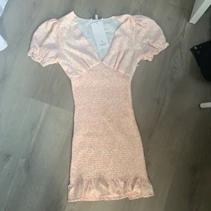 Klänning - Fin rosa blommig sommar klänning. 🌟🌸 Strl S. Aldrig använd! Inte exakt samma klänning som på andra bilden men kopia! 