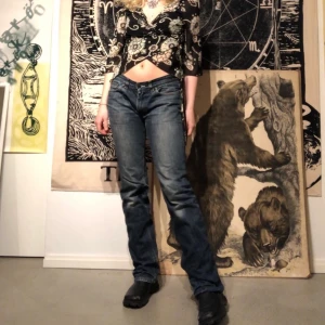 Acne jeans, lågmidjade - Ett par jätte fina mörka Acne jeans som har en rak passform och låga i midjan! Kommer tyvärr inte till andvändning:( de går bra att skicka och mötas.