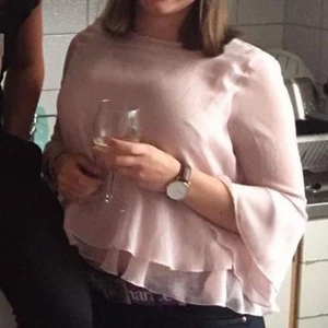 Rosa blus - En rosa blus med volanger vid ärmar. 2 lager vid kroppen. Använd 1-2 ggr. Storlek 38