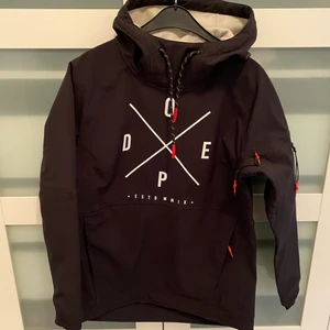 Dope Snowboard jacka S - Svart Dope snowboardjacka S. Dam. Som ny, knappt använd. 