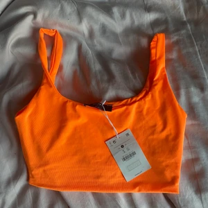 Bershka topp - Helt oanvänd bershka topp som är köpt i furrtuventura för två år sedan. Var en födelsedagspresent som tyvärr var för liten och då bara legat i garderoben. Därav nyskick. Storlek S men mer mot Xs. 50kr + frakt eller mötas upp i Stockholm 💗