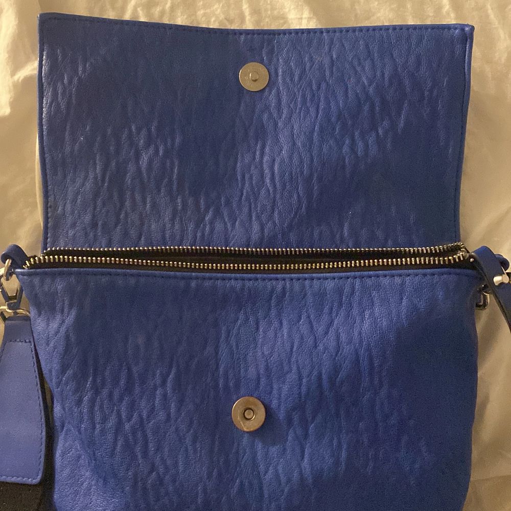 Super fin blå axelväska från dondonna! Axelbandet går att ta av och den är i fint skick! Säljer då jag inte använder den längre och köpt en ny väska ! Skriv vid intresse/ snabb affär 💕. Väskor.