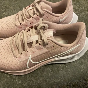 Nike skor - Nya nike skor i storlek 39, kan passa 38/38,5. Kostade 1400kr säljer för 700kr. Nyskick.