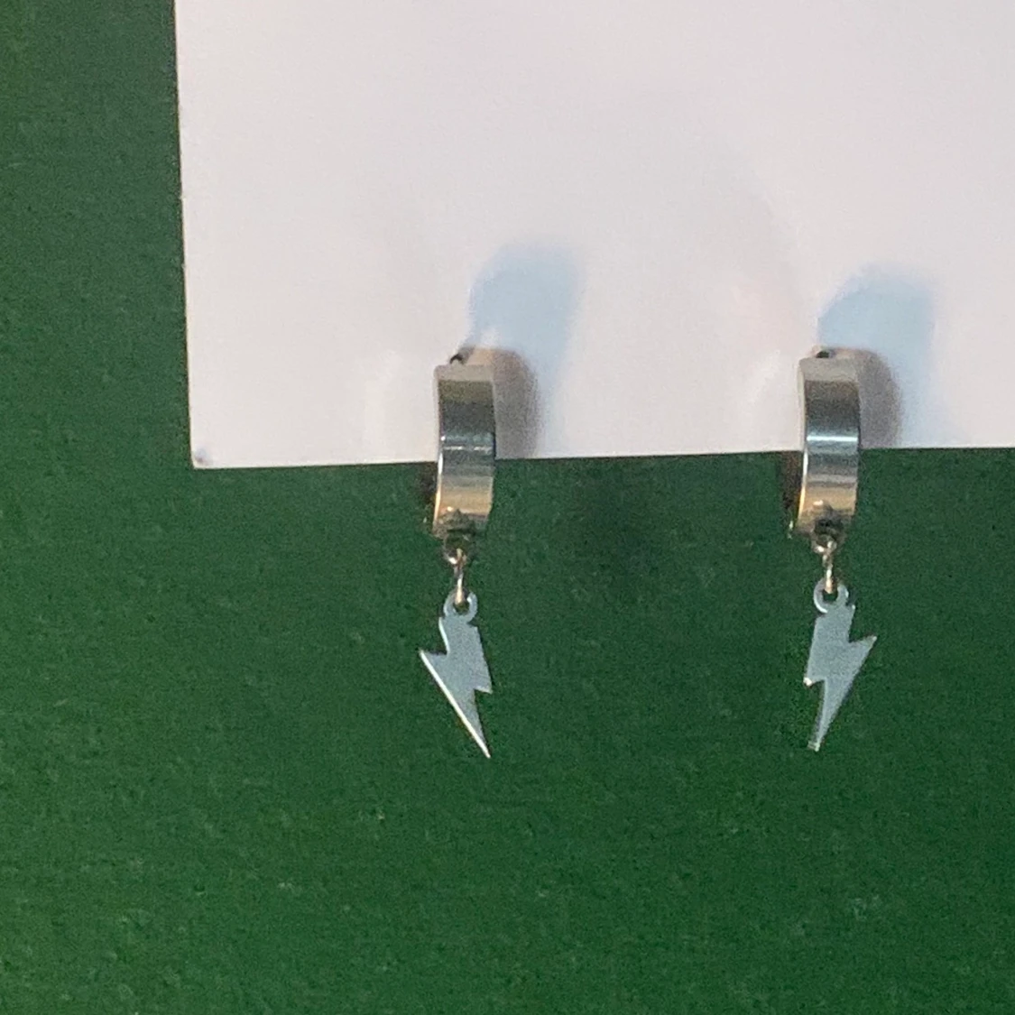 silvriga örhängen! - 90