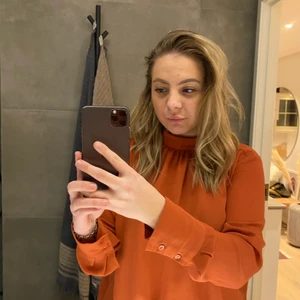 Blus - Orange/röd blus från Gina tricot med lite polokrage