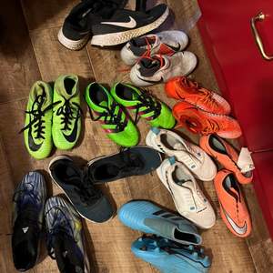 Säljer ett gäng olika skor framförallt fotbolls skor.  Skriv ett meddelande så får ni bilder,pris och Stl på de par ni är intresserade av ☀️💓