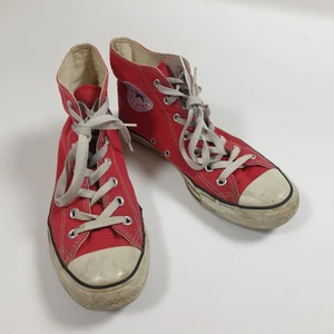 Converse  - Klassiska röda converse, använda men i bra skick 