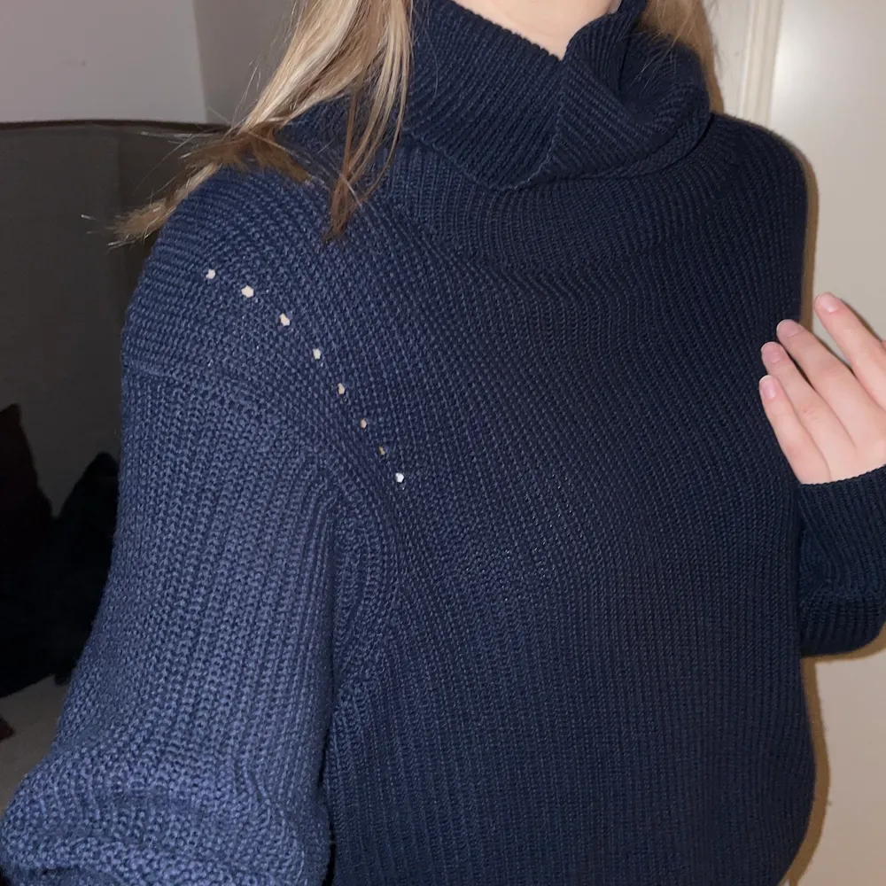 Stickad, mörkblå tröja från crocker. Använd få gånger💙 den är i storlek XS men passar för både S och M som jag oftast har. Stickat.