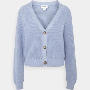 Monki kofta - Den är i fint skick! Och den har inte blivit använd på länge.💕 den sitter rätt löst vilket jag tycker är jättefint!💕 skriv för fler bilder!