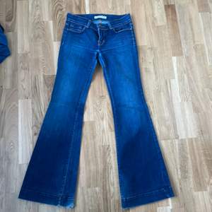Vida jeans köpa på plick men tyvärr för långa :/ innerbenslängd: 82cm || midjemått: 71cm. Pris kan diskuteras 