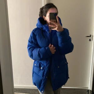 Blå jacka - Supermysig vinterjacka. Inte använd på ett tag, är i fint skick. Trendigt nu, liknar fjällrävenjackor.