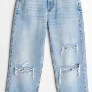 Gina tricot jeans med två hål på ena benet o andra benet ett. Strl 34 men passar 32 oxå. Ny pris 599:- tillkommer frakt. (Står ej för den)