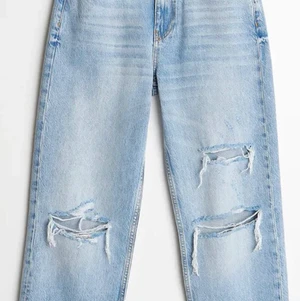 Jeans  - Gina tricot jeans med två hål på ena benet o andra benet ett. Strl 34 men passar 32 oxå. Ny pris 599:- tillkommer frakt. (Står ej för den)