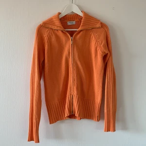 Orange kofta - Tight passform på mig som oftast bär M. Suuuuperfin färg men materialet är en aning urtvättat🥰 frakt ingår i priset