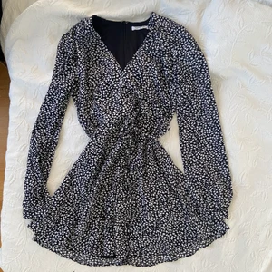 sommarklänning  - jättefin sommarklänning från nelly x glamorous (slutsåld) i storlek 36 som tyvärr är för kort för mig. svartvitt mönster med ett litet band i midjan. använd en gång och i väldigt fint skick. 