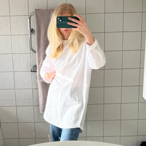T-SHIRT KLÄNNING - Egentligen en tröja för killar men den är såpass lång att den är toppen som sommarklänning eller att ha till jeans! (Storlek är XL men som klänning är det en M💛💛) 