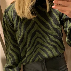 Zebra tröja  - Snygg zebra mönstrad tröja från Mango. Stl M. 