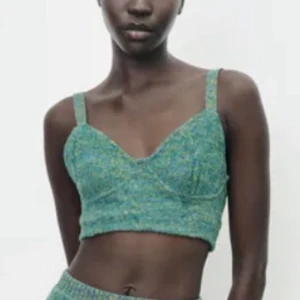 Zara topp säljes  - Knappt använd topp från Zara. Säljes då den inte passar mig i storleken. Superfin färg! Den är kort i modellen. 