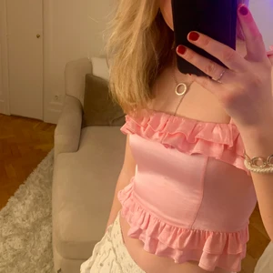 & Other Stories topp - Såå snygg topp från & Other Stories! Sidenliknande material med volanger🤩Stl 34, men passar mig som brukar ha S! I princip oanvänd🙌