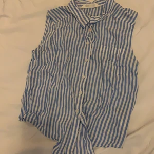 Randig kortarmad blus - Kortarmad blus som man även kan knyta där nere. Bara använt den 2 gånger om äns det. 