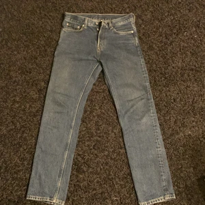 Weekday Jeans - Storlek 28/30, använda två gånger, är i mycket bra skick. Köparen står för frakt