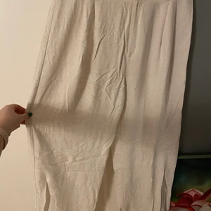 Linnebyxor ginatricot storlek 46 - Byxor i linne från ginatricot. Väldigt fint skick! Köpare står för frakt🥳
