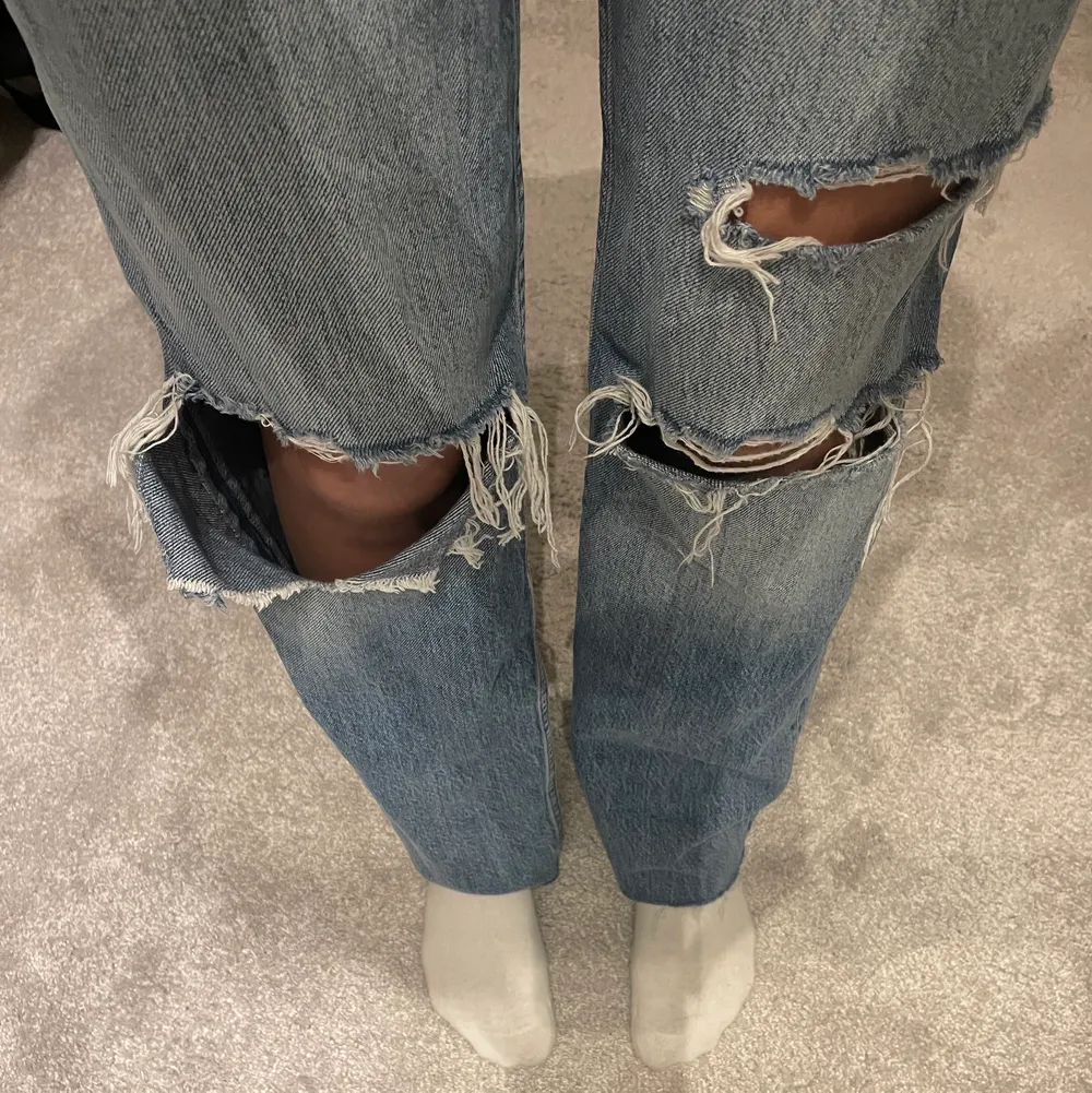 Säljer mina gina tricot jeans med hål i pga jag får ingen användning av brallorna längre. Jag har klippt av jeansen efter min längd som är 166cm lång. Det är storlek 34!⭐️. Jeans & Byxor.