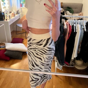 Stickad kjol i zebramönster - Denna stickade kjol från H&M i zebramönster är perfekt nu när de är lite kyligt men man samtidigt är sugen på att bära kjol. Kjolen är endast använd ett fåtal gånger och är dessutom hur mysig som helst. Den har även en superfin slits där bak. Storlek xs men är stretchig så funkar även som en S. 🙌😍