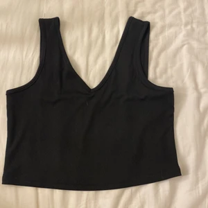 Helt nytt linne från Shein - Köpte denna för nån månad sen, tyckte att den inte passade mig, så säljer den istället. Linnet är i stl M, har aldrig använt det så det är helt nytt. Säljer för 60kr,, som betalas med Swish, hämtas upp i Mjölby, Mantorp eller Motala. Frakt funkar, men betalas då av köparen.