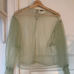 GINA TRICOT PARTYTOPP - GARDEROBRENSNING! Här är den, grym partytopp i tunt tyg med små prickar 💚🤍💚🤍 använd endast 1-2 ggr! Klippt bort strl lapp men gissar XS