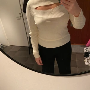 Tröja ginatricot XXL - En tröja med en skärning på bröstet! Snygg och skön. Frakt betalas av köpare 👏