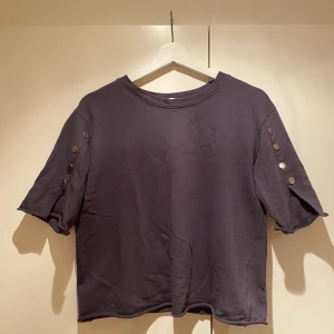 T-shirt med silverknappar - Köparen står för frakt